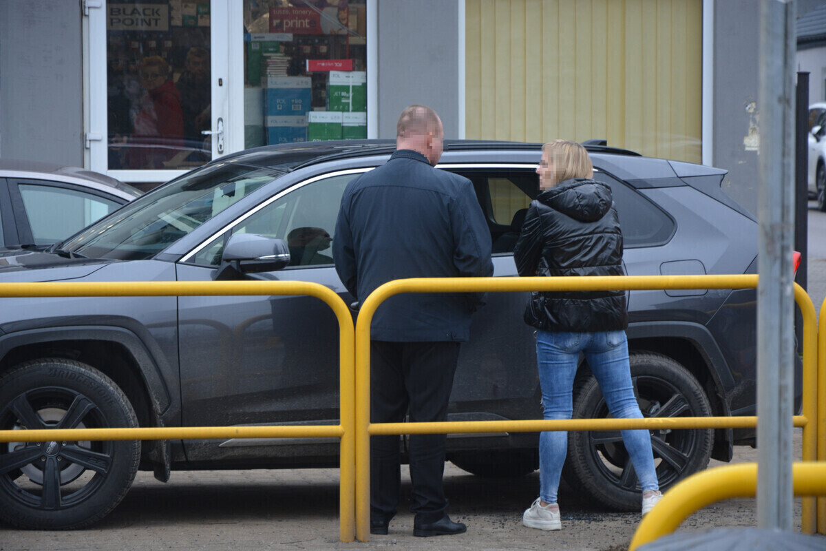 Wybili szybę w samochodzie i ukradli 60 tys. euro