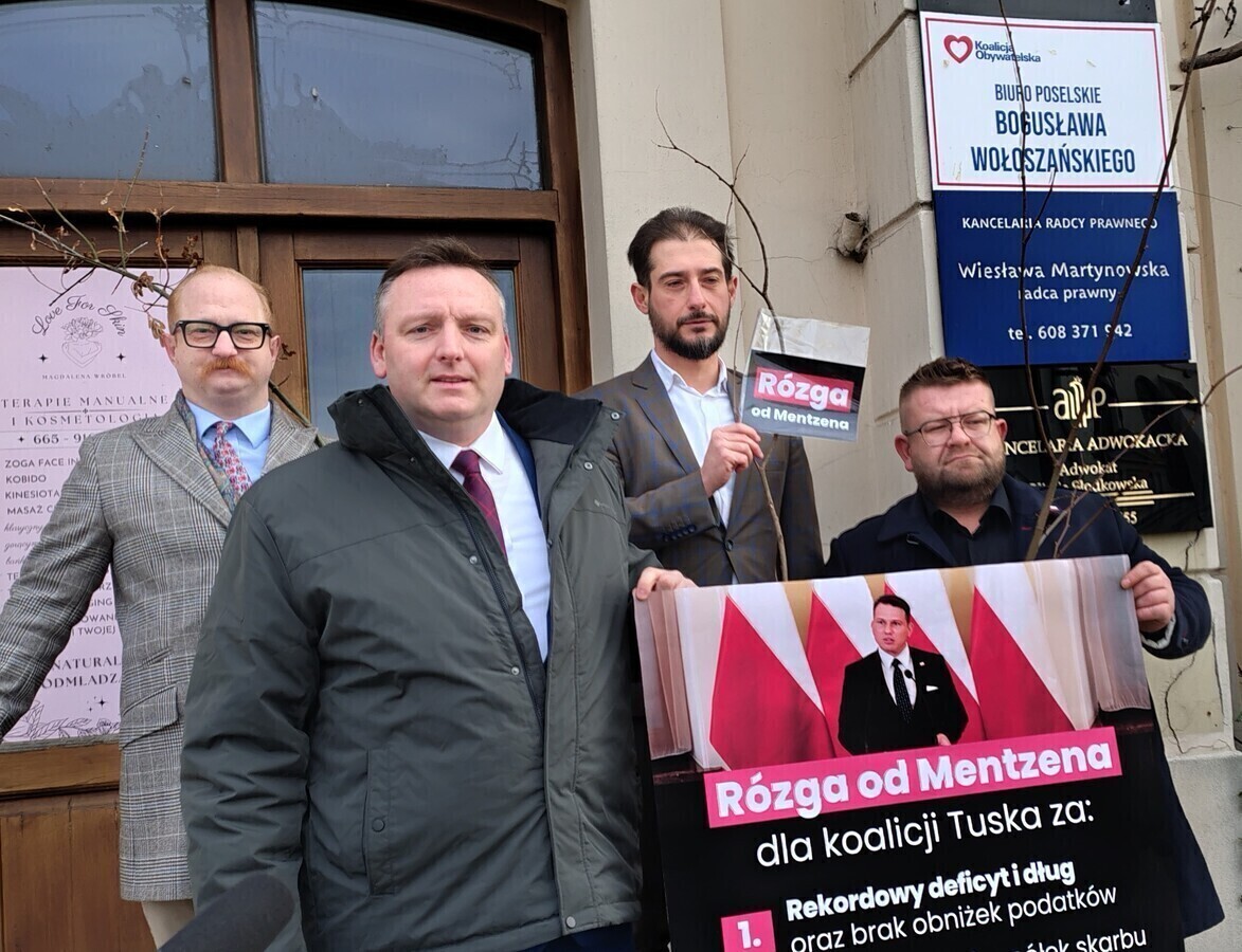 Rózga od Mentzena dla Tuska. Akcja przed biurem poselskim