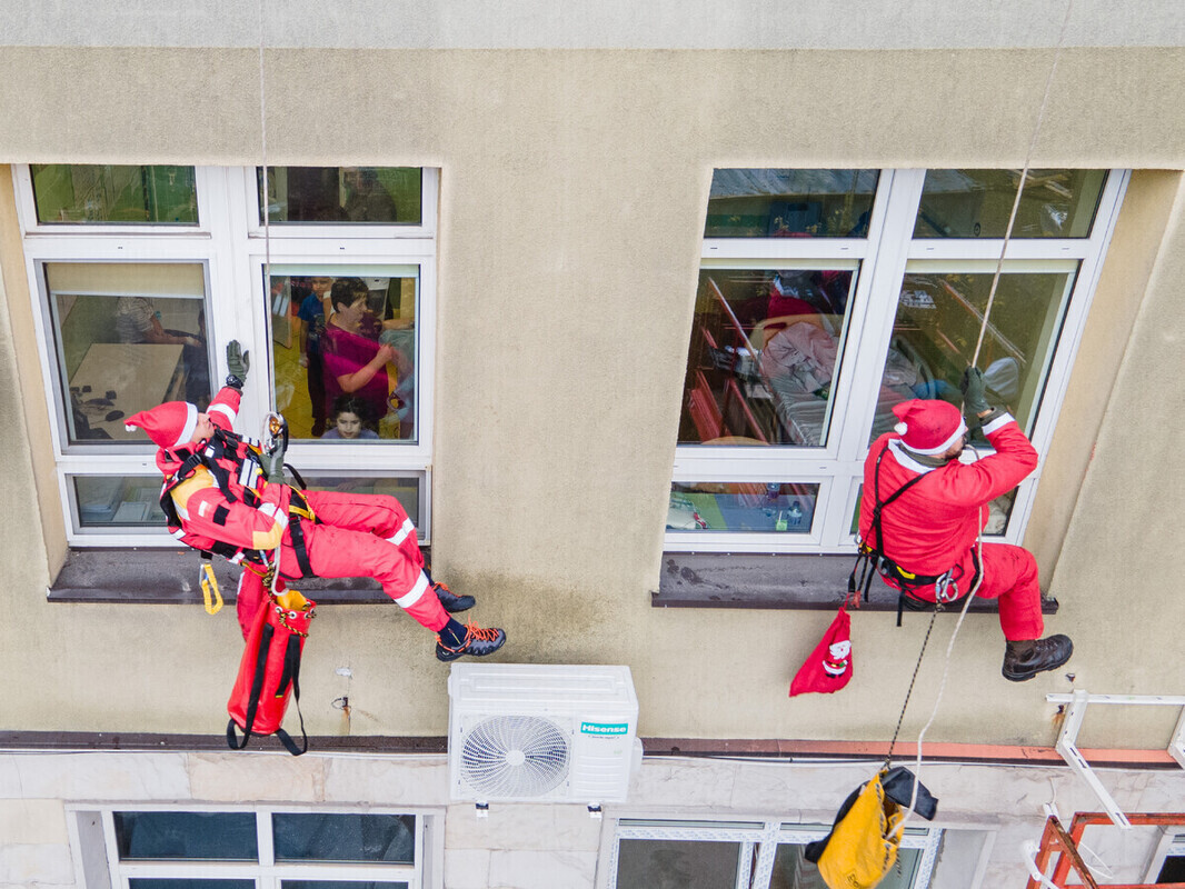 Mikołaj na dachu szpitala w Tomaszowie Mazowieckim