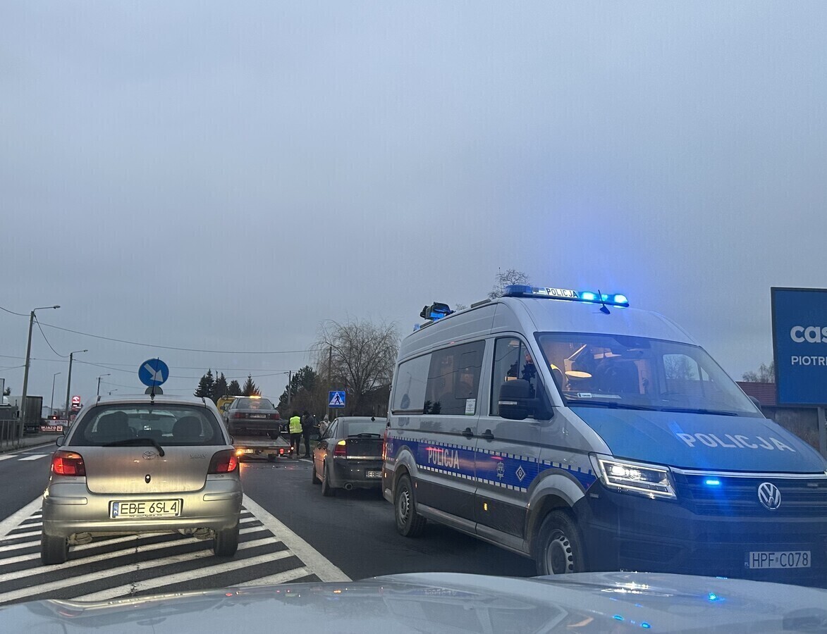 Zderzenie trzech samochodów na DK74