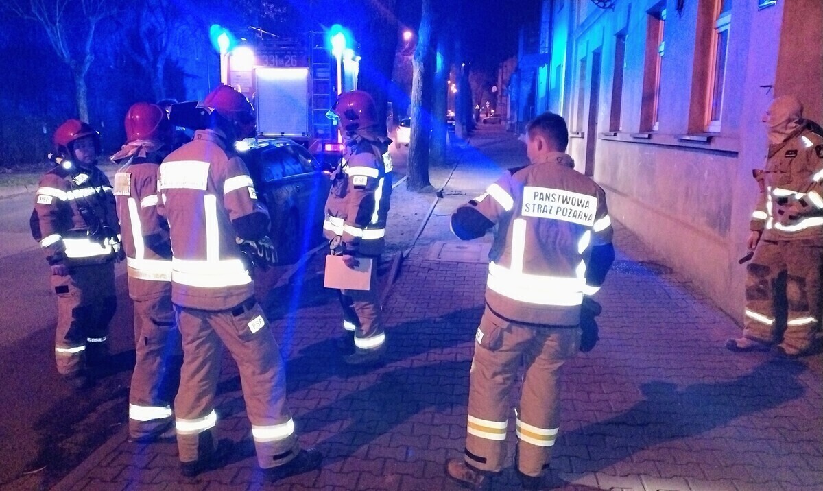 Piotrkowscy strażacy uratowali starszą kobietę przed zaczadzeniem