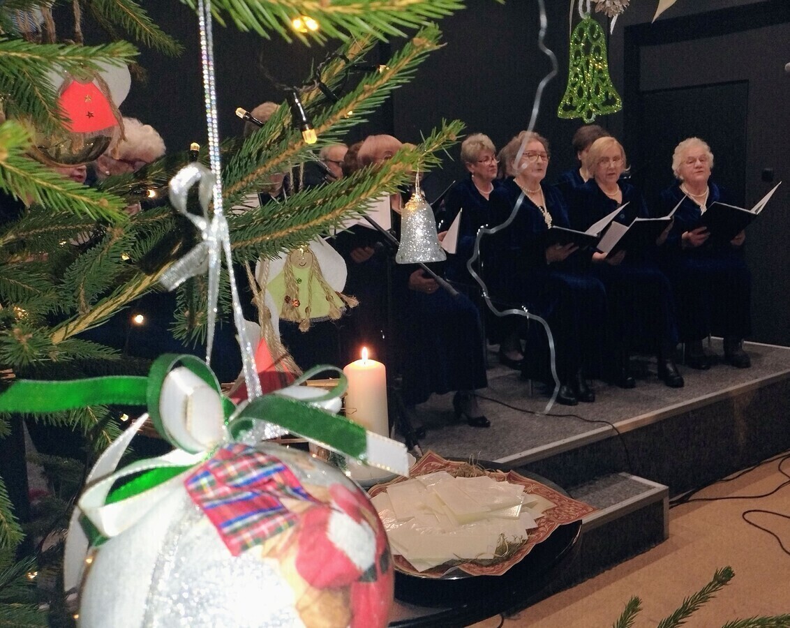 Klimat świąt podczas śpiewania kolęd w MOK w Piotrkowie