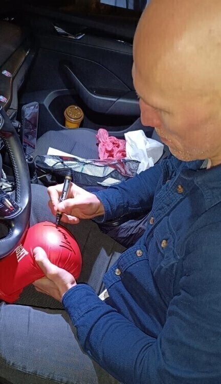 Wylicytuj rękawice z autografem mistrza i wesprzyj chorą Weronikę