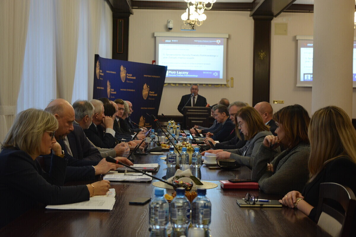 Nadzwyczajna sesja Rady Powiatu. Będą przebudowy dróg w Łęcznie i Zaborowie