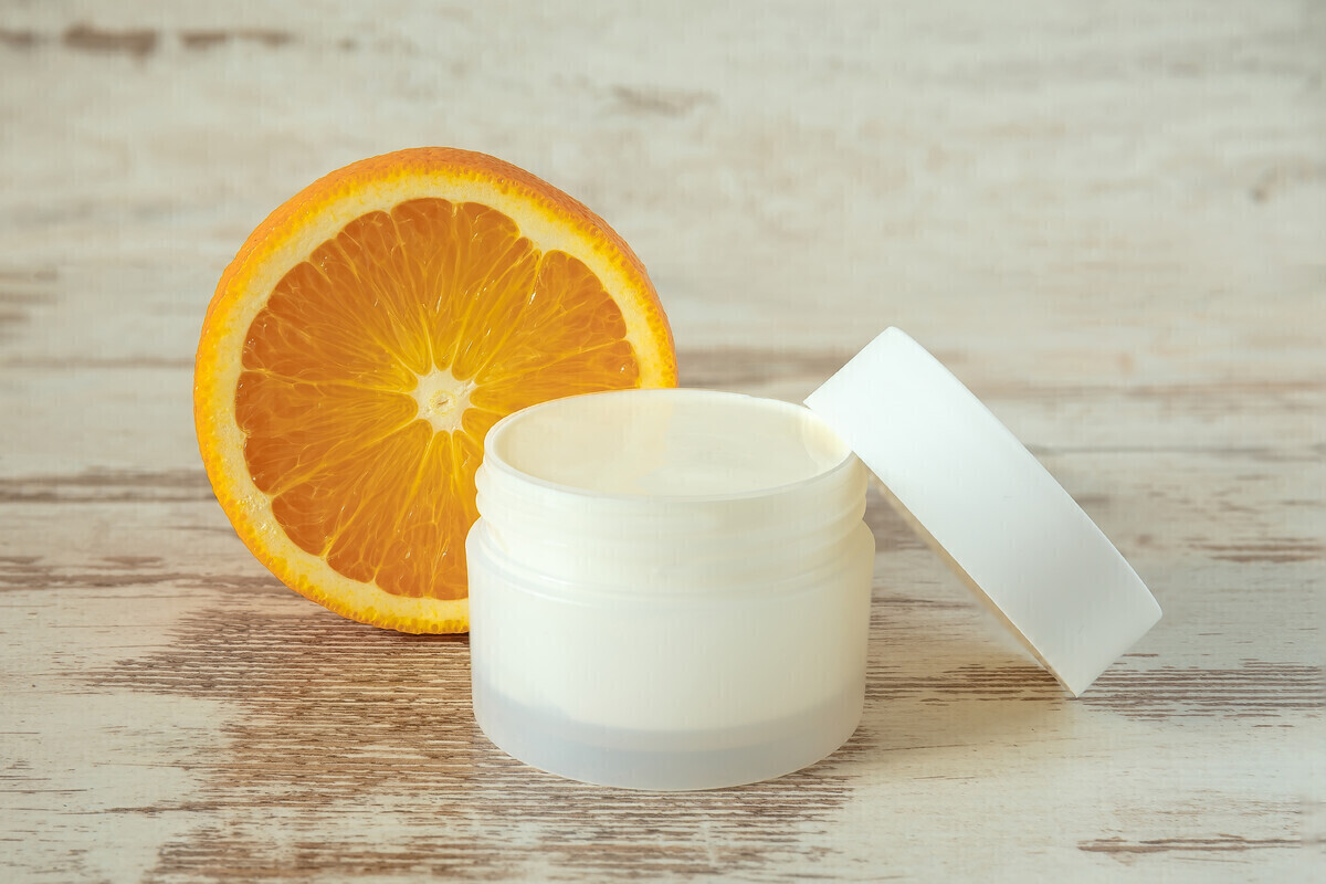 Elastyczność i młodość skóry dzięki kremowi z witaminą C jak to działa