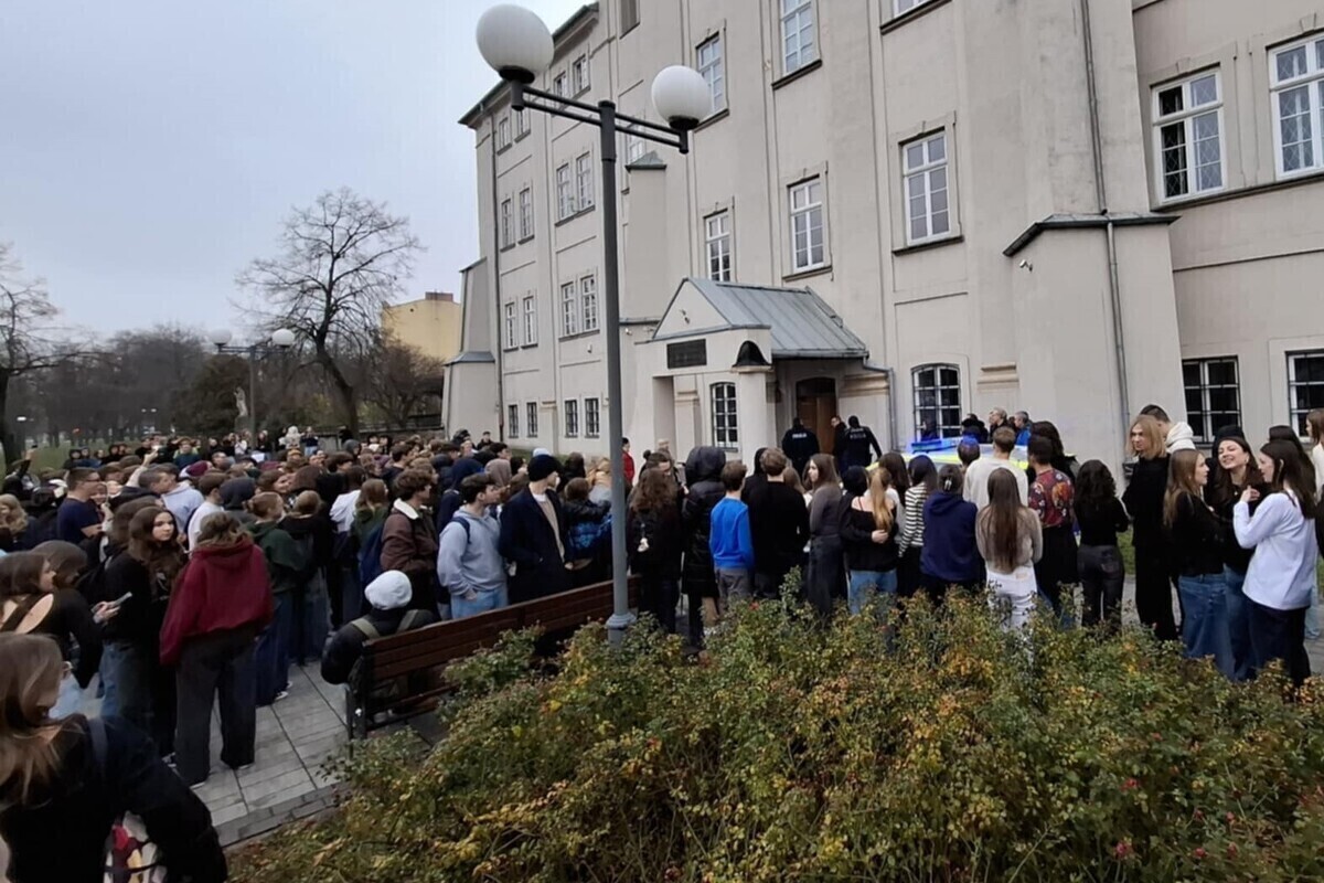 Szukali bomb w trzech piotrkowskich szkołach