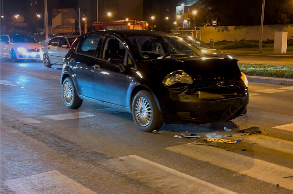 Zderzenie dwóch samochodów w centrum miasta. Winny system Red Light