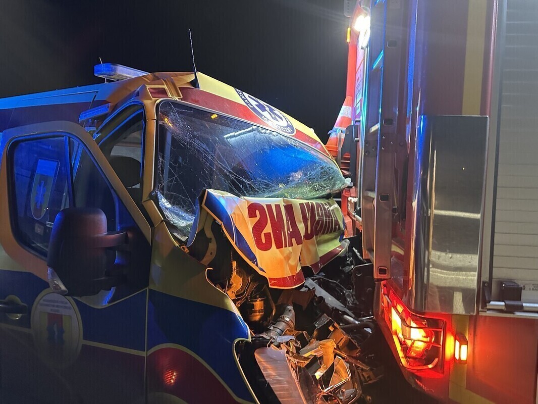 Najpierw zderzyły sie dwa auta potem w straż uderzyła karetka a w nią policja. Czterech funkcjonariuszy zostało rannych