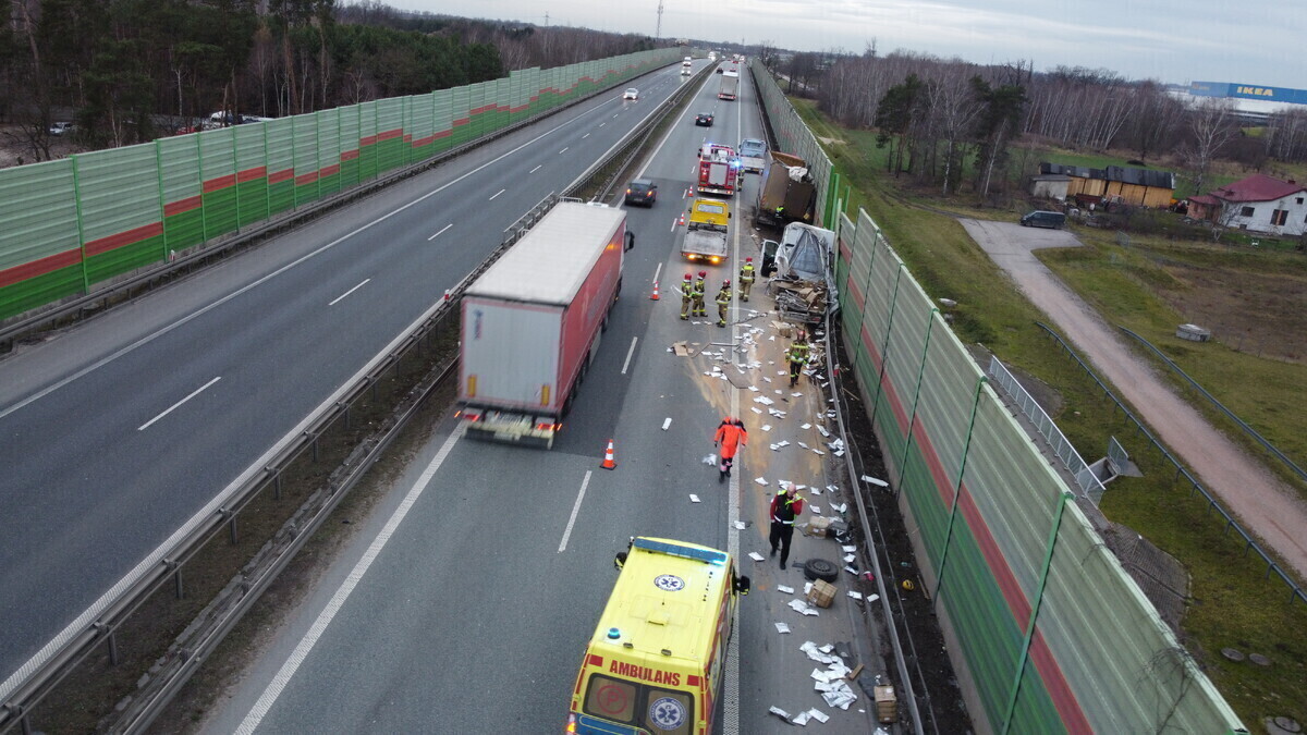 Wypadek na trasie S8 nad ulicą Michałowską w Piotrkowie. Zderzyły się ciężarówka i bus. Jedna osoba została ranna. Prawy pas jest zablokowany