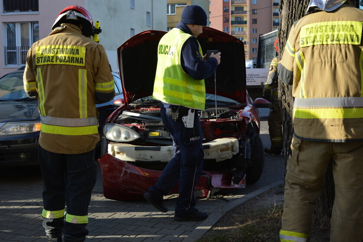 Zderzenie pojazdów przy Hali Targowej w Piotrkowie. Kierowca wymusił pierwszeństwo
