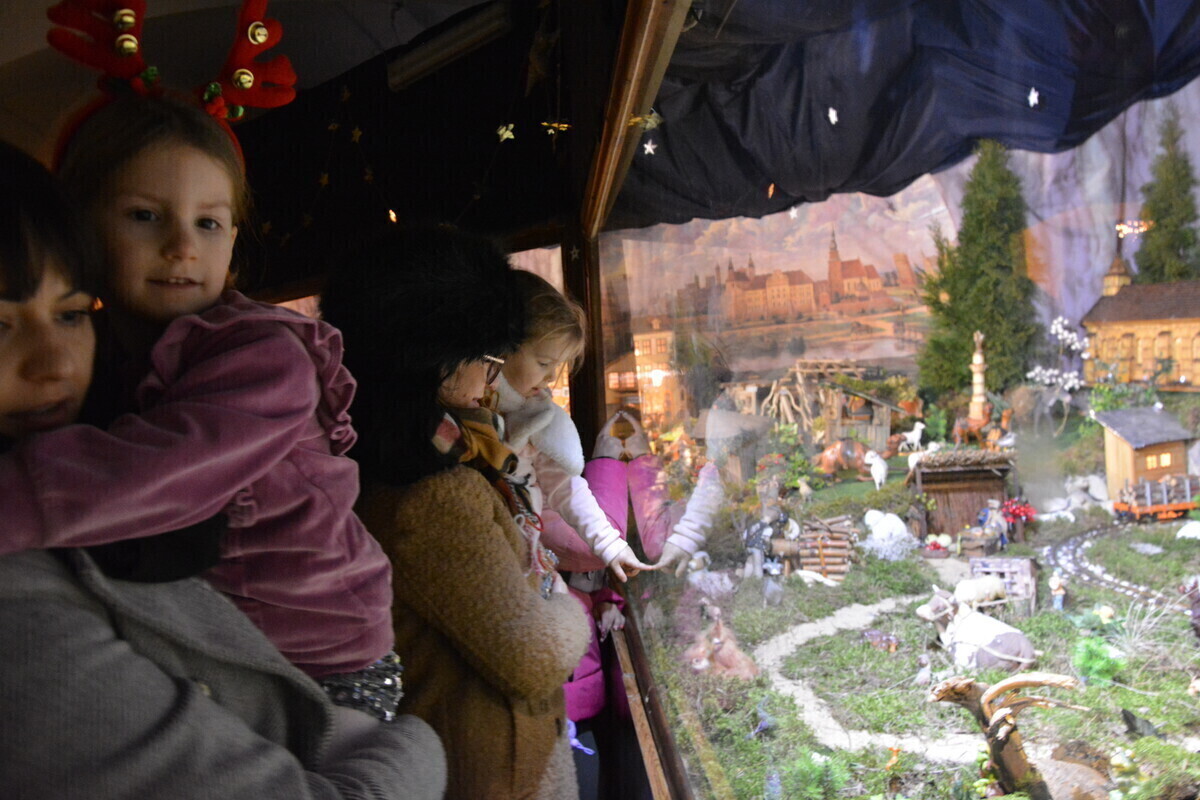 Mieszkańcy tłumnie odwiedzają szopkę w Klasztorze oo. Bernardynów