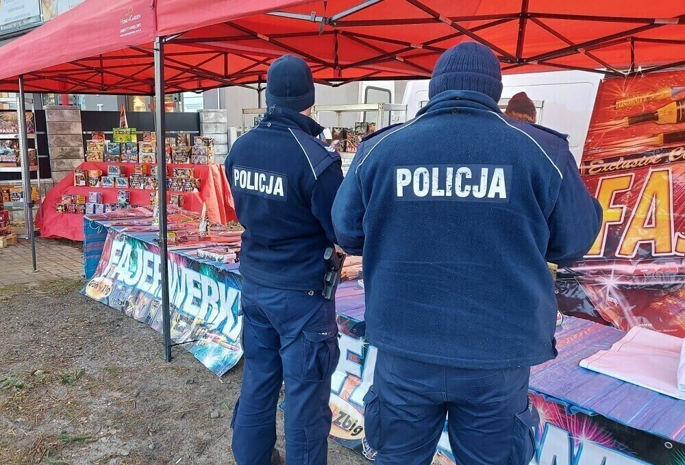 Policjanci sprawdzają punkty sprzedaży fajerwerków