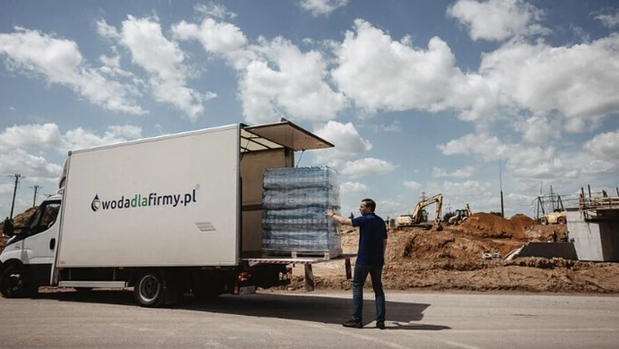 Woda do firmy Staropolska® z bezpłatną dostawą w 24h – jakość i korzyści dla Twojego biznesu!