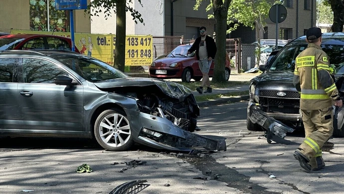 Wypadek na Szkolnej. Kierowca Skody nie ustąpił pierwszeństwa. Kobieta trafiła do szpitala.