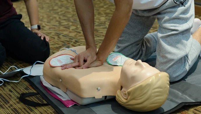 15 defibrylatorów od Natural Pharmaceuticals trafi do lokalnych społeczności w ramach akcji „Ratuj z Sercem”