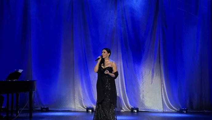 Wyjątkowy koncert Katarzyny Kołodziejczyk w piotrkowskim MOKu. Prezydent Juliusz Wiernicki wręczył nagrody działaczom kultury