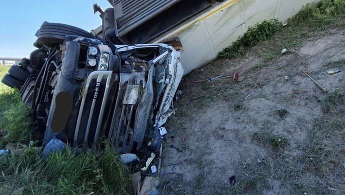 Ciężarówka wypadła z trasy. Kierowca był kompletnie pijany