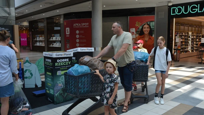 &#8222;Dobre Rzeczy&#8221; w Focus Mall Piotrków Trybunalski: zbiórka ubrań i tekstyliów dla planety i społeczności rozpoczęta