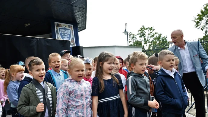 Ślubowanie i koncert Stwora Głodomora dla pierwszoklasistów