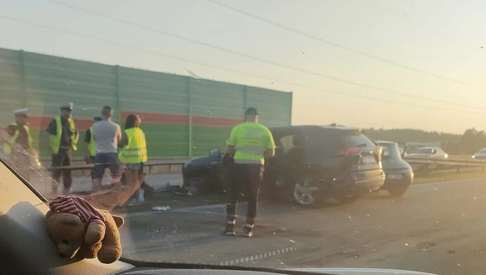 Kolizja dwóch samochodów na S8. Zablokowany lewy pas w kierunku Piotrkowa