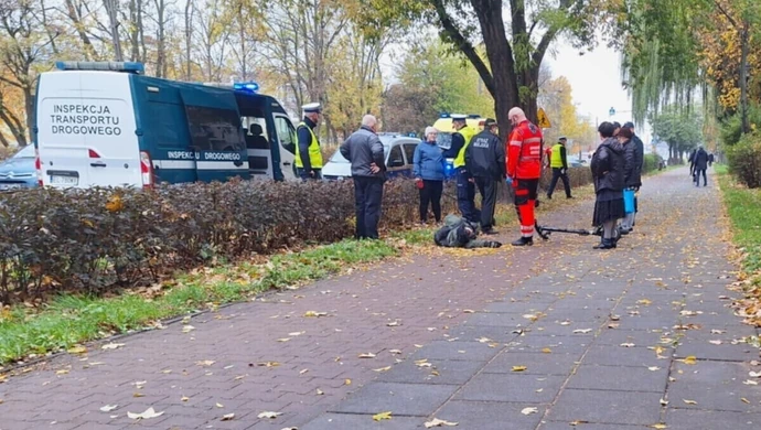 Wypadek z udziałem hulajnogisty na Łódzkiej. Ze ścieżki wystawała podniesiona przez korzenie kostka