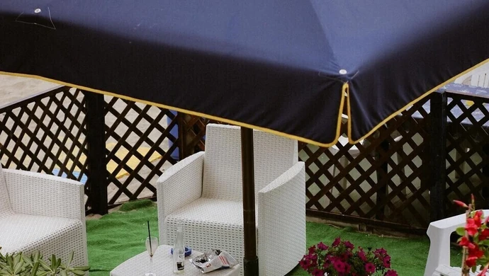 Parasol ogrodowy z logo &#8211; jak wyróżnić swoją markę?