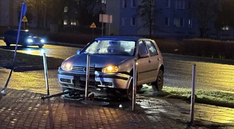 Volkswagen zawisł na słupkach