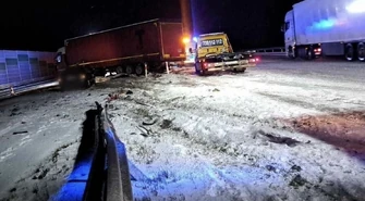 Ślisko na drogach. Wypadki na A1 i S8