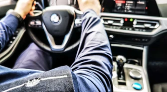 Policjanci zatrzymali pędzący samochód. Szybko objęli go eskortą