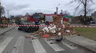 Wjechał w kapliczkę i dachował. Nietrzeźwy 25-latek przyznał się do kierowania