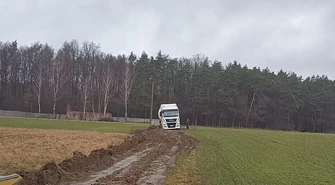Kierowca utknął w szczerym polu. Potrzebna pomoc!