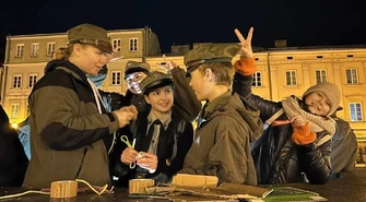 Zuchy i harcerze świętowali na piotrkowskim rynku