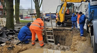 Awaria kanalizacji przy Batorego. Przyczyną... korzenie drzew