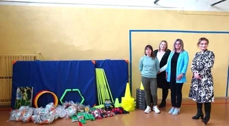 Rodzice przekazali sprzęt sportowy na rzecz szkoły