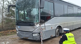Autobus i ciężarówka nie zmieściły się na łuku