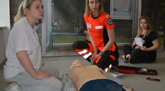 Uczniowie wcielali się w rolę ratowników medycznych
