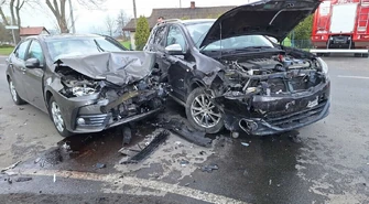 Groźny wypadek na terenie powiatu piotrkowskiego. Zderzyły się dwie osobówki