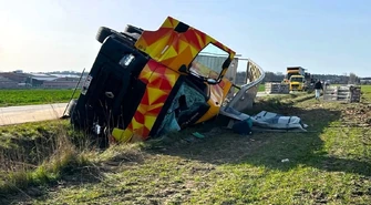 Wjechał do rowu, przewożąc zwierzęta. Nie wszystkie przeżyły