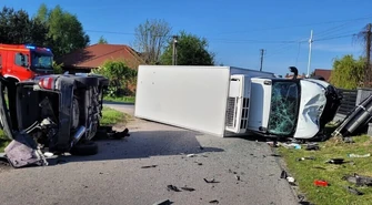 Wywrócone pojazdy i złamany słup energetyczny. Groźny wypadek w Witowie (gm. Sulejów). Mężczyzna i 15-latka w szpitalu