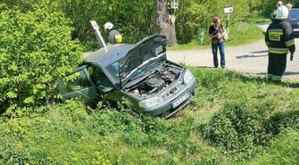 Zderzenie pojazdów na DK74. Kierowca peugota był pod wpływem alkoholu i uderzył w tył fiata, który następnie wpadł do rowu