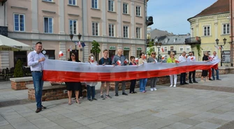 Rozłożyli wielką flagę na Rynku Trybunalskim