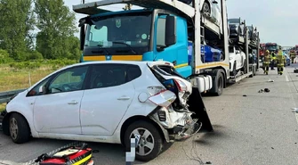 Dwie osobówki i laweta zderzyły się na autostradzie