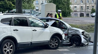 Groźny wypadek na skrzyżowaniu ulic Jerozolimskiej i Zamkowej. Do szpitala trafiły 3 osoby [ZDJĘCIA]