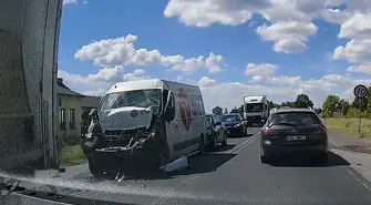 Zderzenie trzech samochodów na DK74. Ciężarówka zatrzymała się przed pasami, w jej tył uderzył dostawczak, a w niego opel