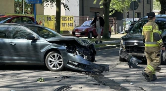 Wypadek na Szkolnej. Kierowca Skody nie ustąpił pierwszeństwa. Kobieta trafiła do szpitala.