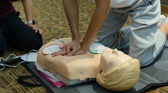 15 defibrylatorów od Natural Pharmaceuticals trafi do lokalnych społeczności w ramach akcji &#8222;Ratuj z Sercem&#8221;