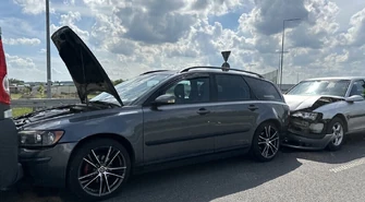 Zderzenie 4 samochodów w Al. Sikorskiego. Dwie osoby trafiły do szpitala. Utrudnienia na węźle Piotrków-Południe