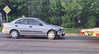Kolejne zderzenie samochodów na Wojska Polskiego. Jeden z samochodów skręcał na parking