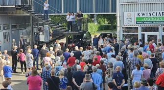 Protest przed Kwadratem.  Ponad 100 osób na spotkaniu przed PSM