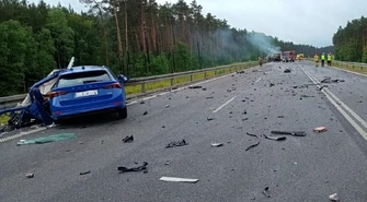 Kierowca skody zderzył się z ciężarówką. Zginął na miejscu. Ciężarówka spłonęła.